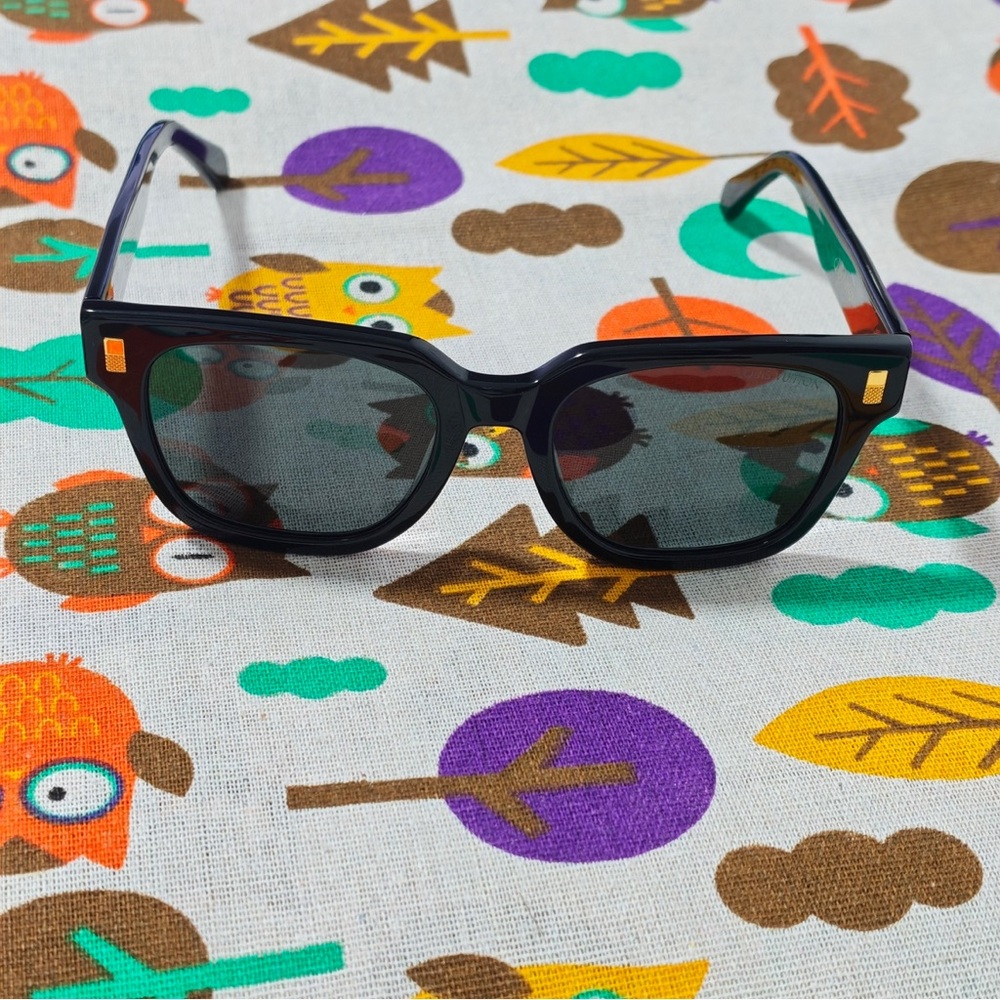 Louis Vuitton Black Frame Sunglasses with Brown Lenses and Gold Accents - Picture 3 of 9
